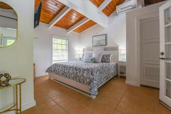 Pelico Palms - Villa & Treehouse