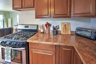 Breezy Kailua-kona Bungalow With Lanai And Ocean View!