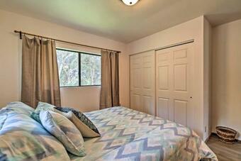 Peaceful Abode With Deck, 13 Mi To Black Sand Beach!