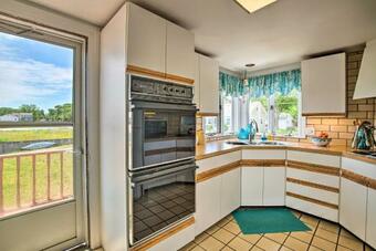 Waterfront Cape Cod Cottage With Beach And Deck!