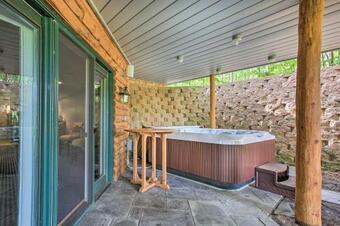 Golf Course Bellaire Home With Hot Tub And Bbq!