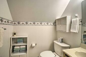 Cozy Cottage With Hot Tub Access, Walk To Lake!