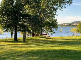 Apartamento No Wake Zone Suite Right On Lake Tablerock Just Steps To The Shore