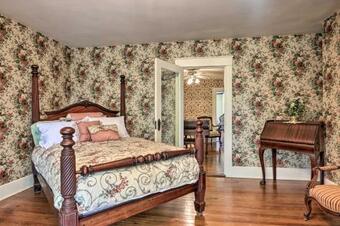 Historic, Salem Home Fit For Large Groups!