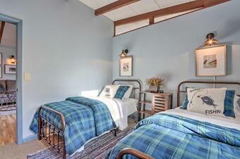 Sunrise Beach Lakefront Cabin With Private Dock!