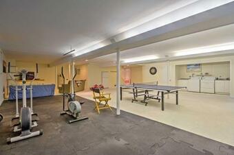 Beautiful East Hampton Home With Hot Tub And Pool!