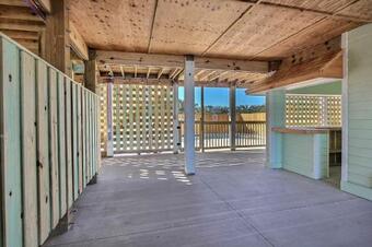 D Daddy's Beachhouse #7-19