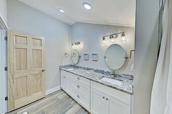 Black Mountain Cottage - Stylish Retreat With Hot Tub Home