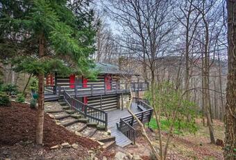 Pet-friendly Cabin With Decks And Mountain Views!