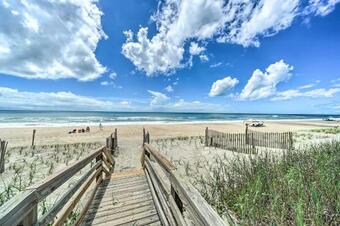 Oceanfront Emerald Isle Home With Beach Access!