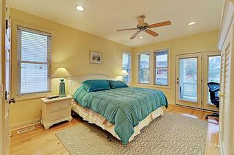 Spacious Coastal Escape - 2 Decks - Steps To Beach Home