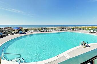 Apartamento New Listing! Twisted Palm: Pool, Hot Tub, Beach Condo