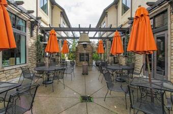 The Dundee - A Trace Hotel