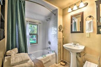 Sherwood Retreat With Yard, Walk To Old Town!