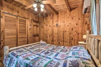 Luxe Pocono Cabin With Deck For Skiers And Families