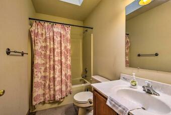 Beautiful Lake Naomi Retreat - Walk To The Beach!