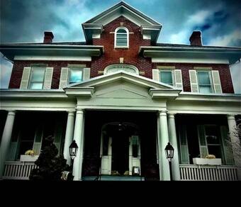 Historic 1912 Hoover House Bed And Breakfast