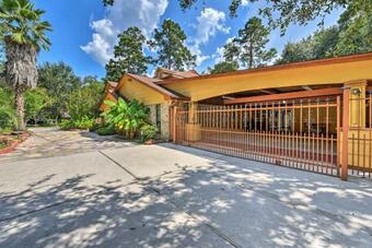 Spacious Conroe Home With Foosball And Pool Table!