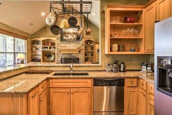 Rustic Hill Country Home With Porch Near The Wineries