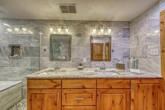 Cozy Lake Lbj Cabin On Quiet Canal - 4 Bed 3 Bath Vacation Home In Kingsland