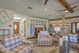 Luxury Waterfront Getaway On Cedar Creek Lake