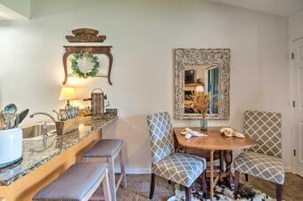 Couples Retreat Well-appointed Salado Home!