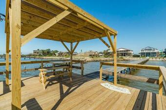 Large-group Beach Retreat On Galveston Bay!