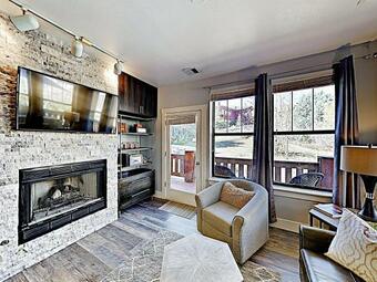 Apartamento Contemporary Alpine Getaway With Wraparound Deck Condo