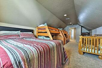 Cabin With Beach Access, Sport Court, Hot Tub And View