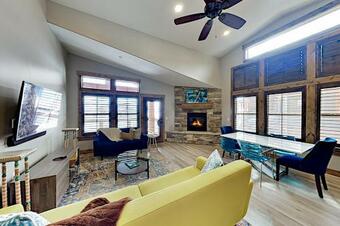 Apartamento New Listing! Contemporary Condo With Lake Views Condo