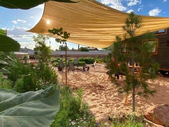 Villa Tiny Home W/ Cliff View Hot Tub Back Yard Garden