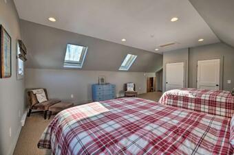 Apartamento Luxe Green Barn Near Skiing With Mt Equinox Views!