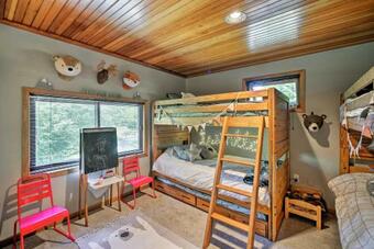 Wilmington Retreat With Deck, Lake Views And Game Room