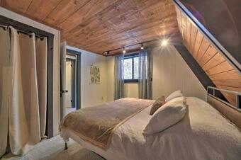 Cozy A-frame With Pool Table 8 Mi To Mt Snow!