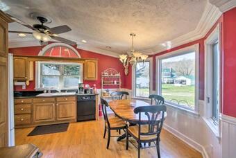 Damascus Home With Fire Pit And Views, Walk To Shops!