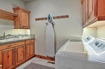 Cle Elum Home On Golf Course With Fire Pit And Hot Tub