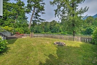 Riverfront Gold Bar Cabin With Deck And Mtn Views!