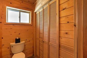 Romantic Riverfront Cottage - 1 Mile To Winthrop!