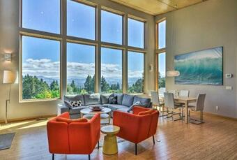 Expansive Modern Home With Patio And Mt Hood Views