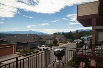 River Scene - Great Views! 30 Day Minimum Required Home