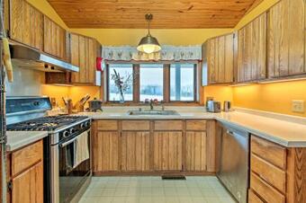 Updated Cabin On 7 Acres - Near Lake Geneva!