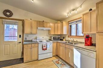 Northwoods Home With Deck 1 Block To Papkee Lake