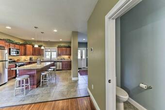 South Kingstown Home - Located On Uri Campus!