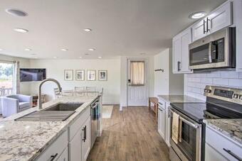 Updated Lakefront Cottage Walk To Boat Ramp!