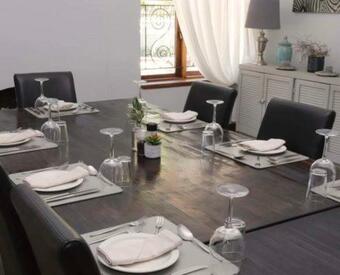 Hostal The Village Guesthouse