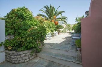 Hostal Guest House Pitsinades