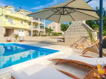 Gorgeous Villa In Lisicic By The Forest