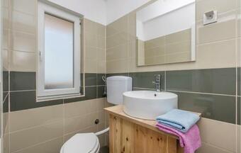 Four-bedroom Holiday Home In Lukovo