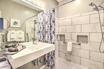 Waterfront Riverside Home With Grill And On-site Dock!