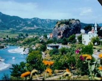 Hotel Mikepritesi I Pare(the First Host)